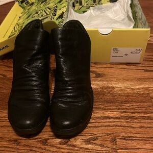 Elevate your style-Fly London’s Blk Leather 2.5 in Wedge Zip-Up Booties/Size 9.5